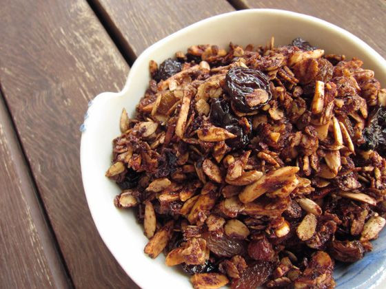 Granola z mandlji in kakavom