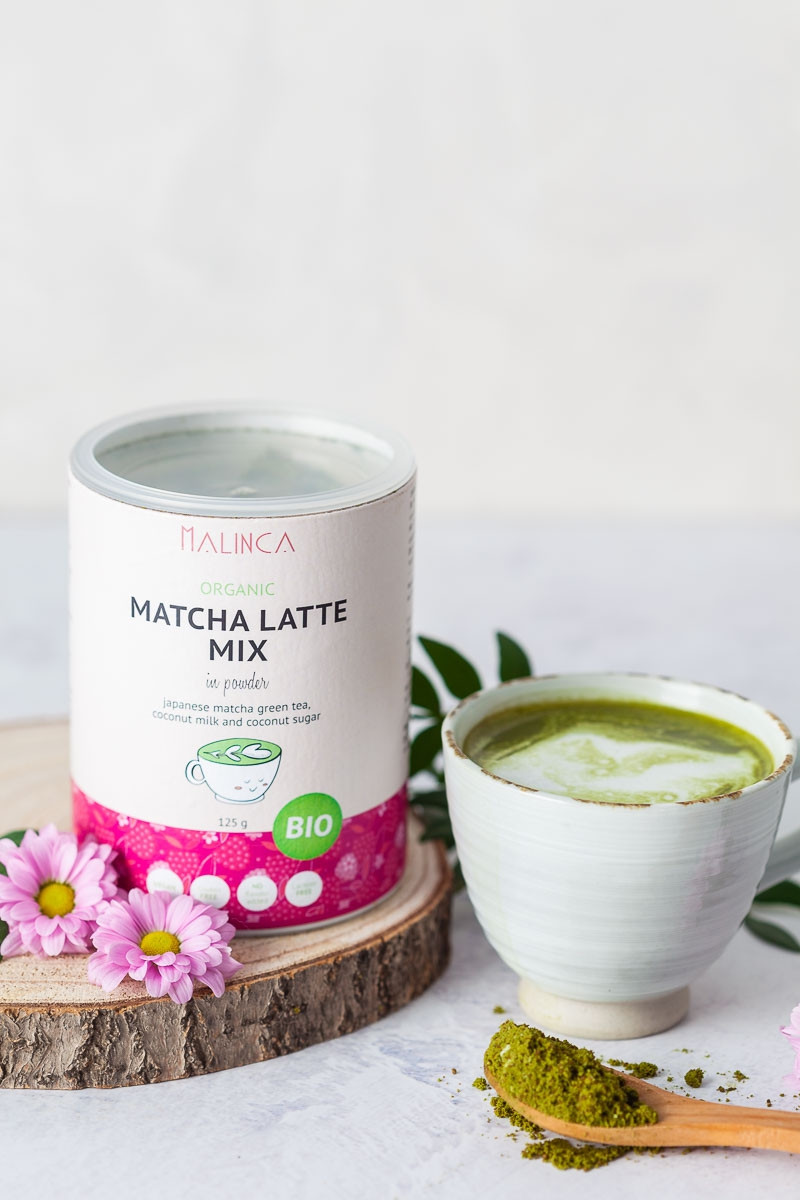 Matcha latte mix z vodo in mlekom