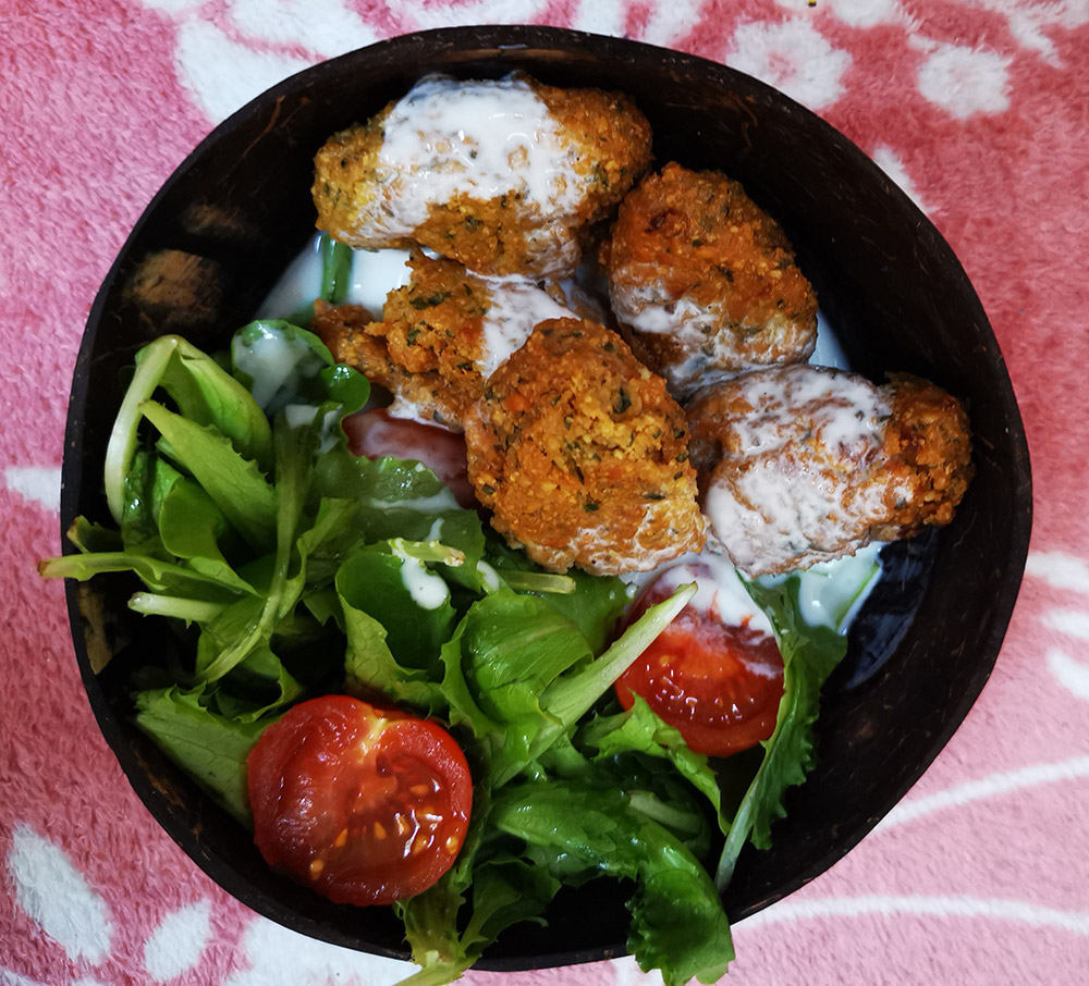 Falafel mit Jogurt in Salat