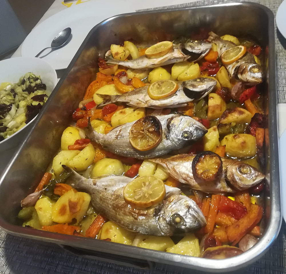 Fisch mit Kartoffeln und Gemüse aus dem Ofen