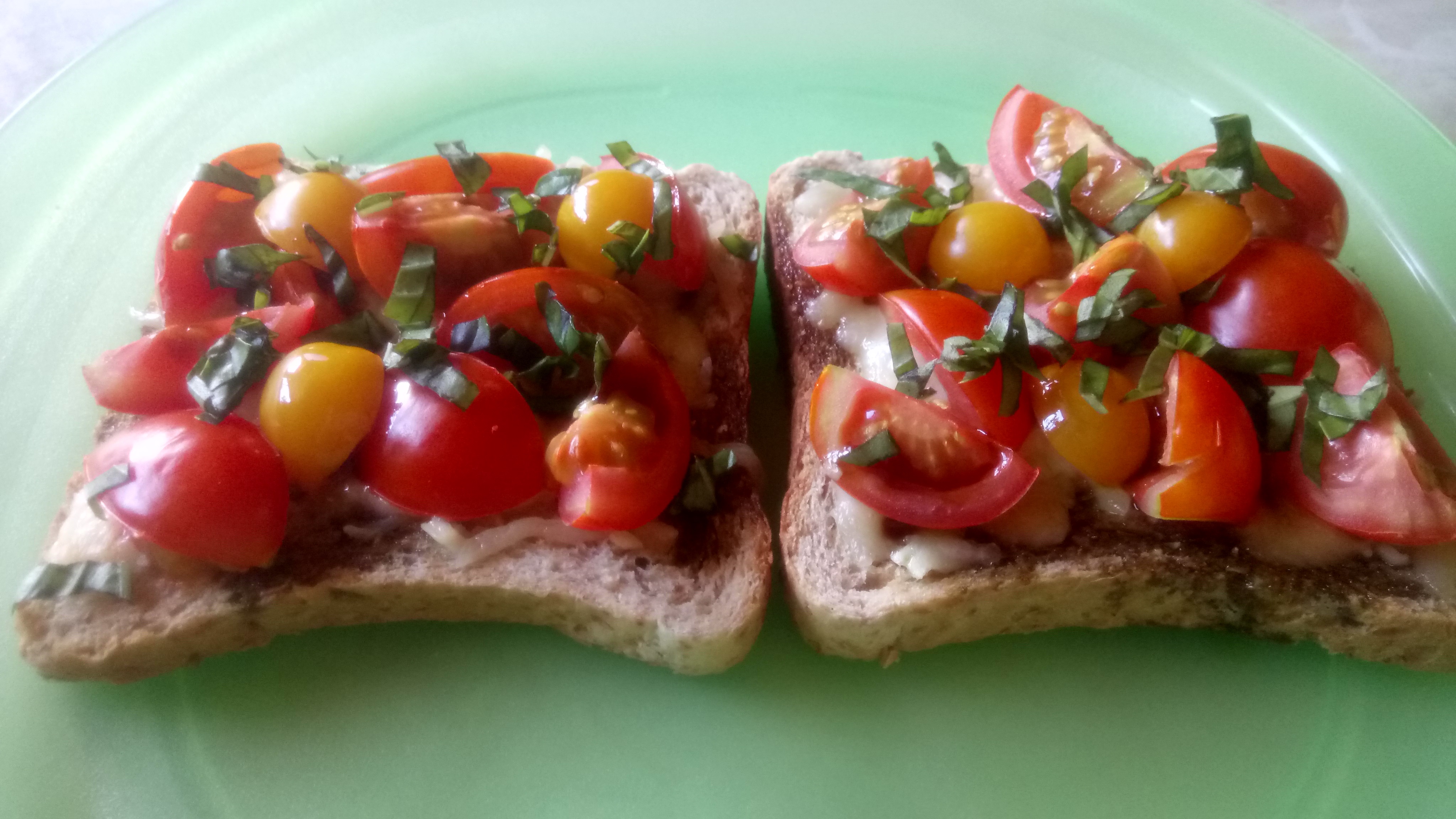 Toast z mocarelo in paradižnikom