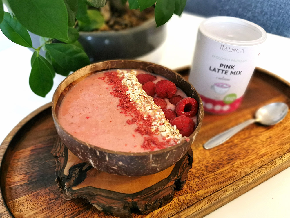 Pink smoothie bowl 