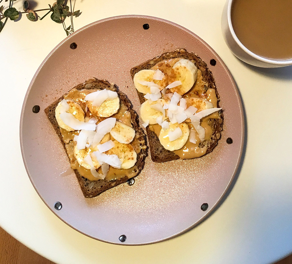 Toast s maslacem od kikirikija i bananom