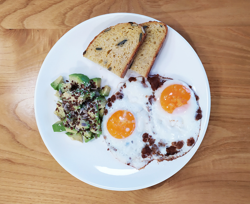 Spiegeleier mit Grieben und Avocado