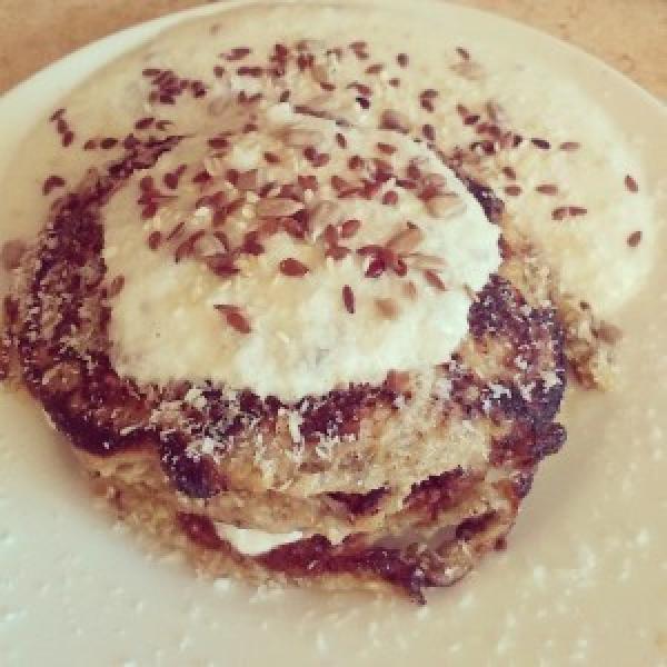 Bananen-Haferflocken-Pfannkuchen mit Kokos