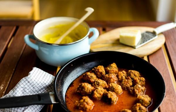 Fleischklößchen mit Hirsebrei in Tomatensoße und Butterpüree