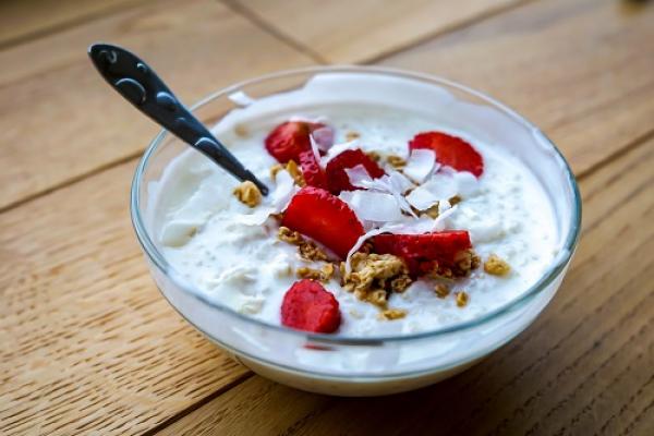 Quinoa mit Joghurt, Granola und Erdbeeren