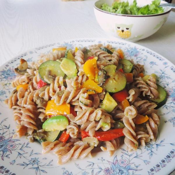 Vollkorn Pasta mit Paprika, Zucchino, Champignons und Avocado