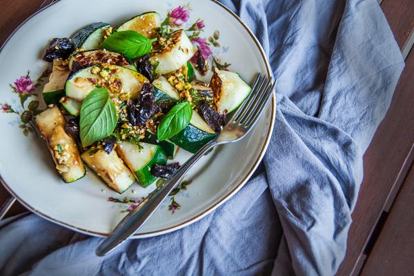 Gebratene Zucchini mit Pesto aus Pistazien