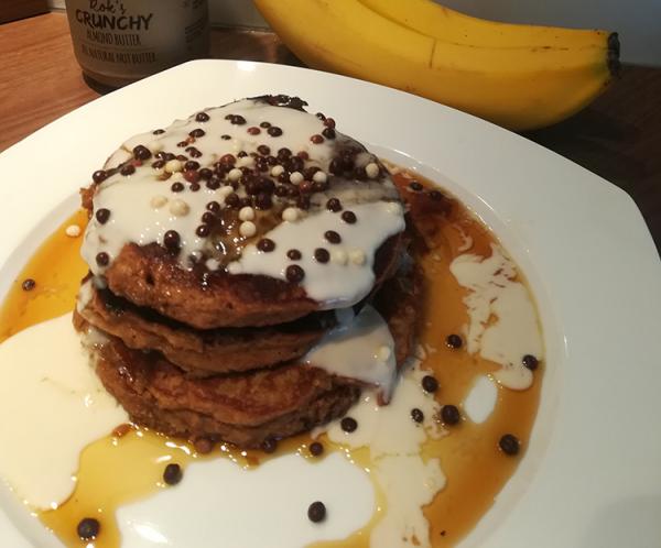 Gesunde amerikanische Pfannkuchen mit Banane