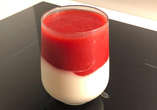 Light panna cotta s jagodama