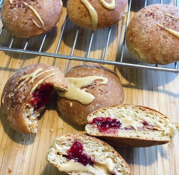 Krapfen mit Erdnussbutter und Marmelade