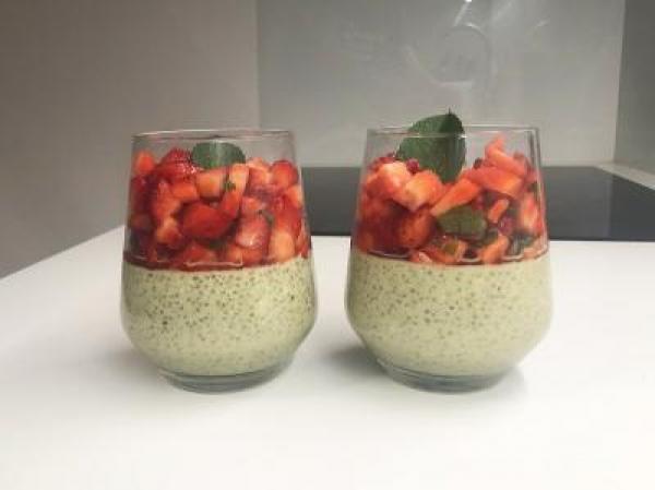 Matcha Pudding mit Erdbeeren