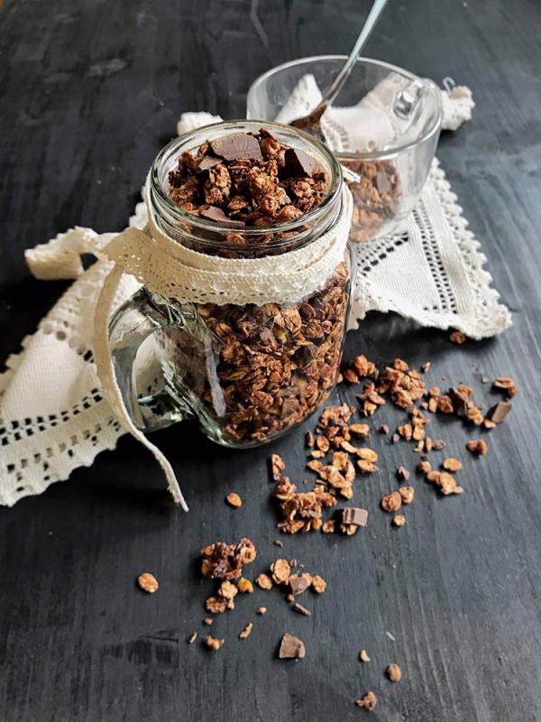 Čokoladna granola s orasima