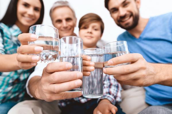 10 Tipps, um mehr Wasser zu trinken