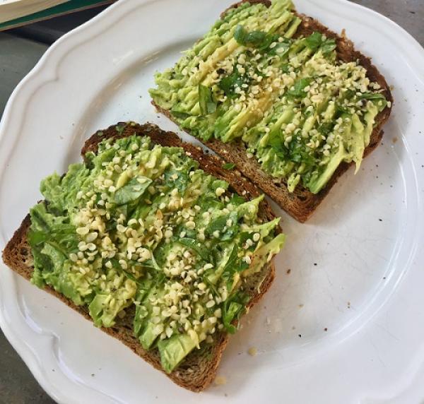 Avocado Toast mit Basilikum