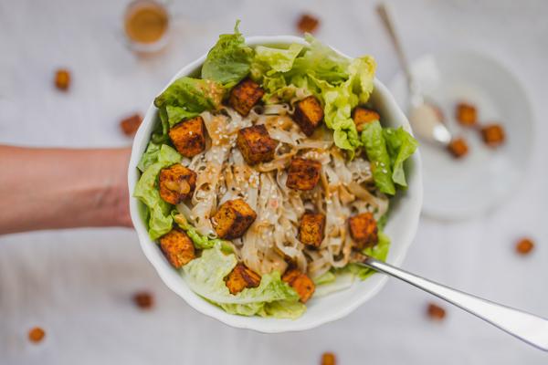 Salat mit Nudeln, Tofu und Erdnussbutter