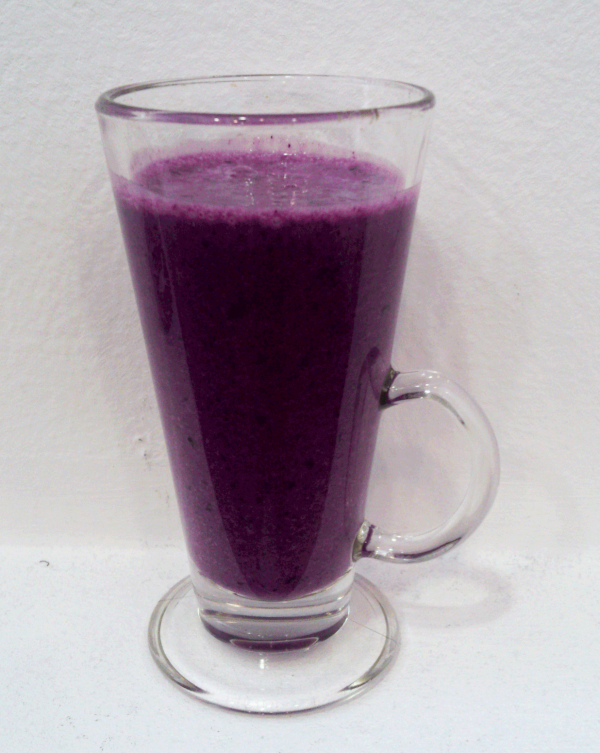 Borovničev smoothie z maco