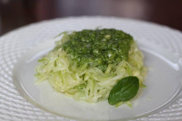 Presne bučkine testenine in bazilikin pesto